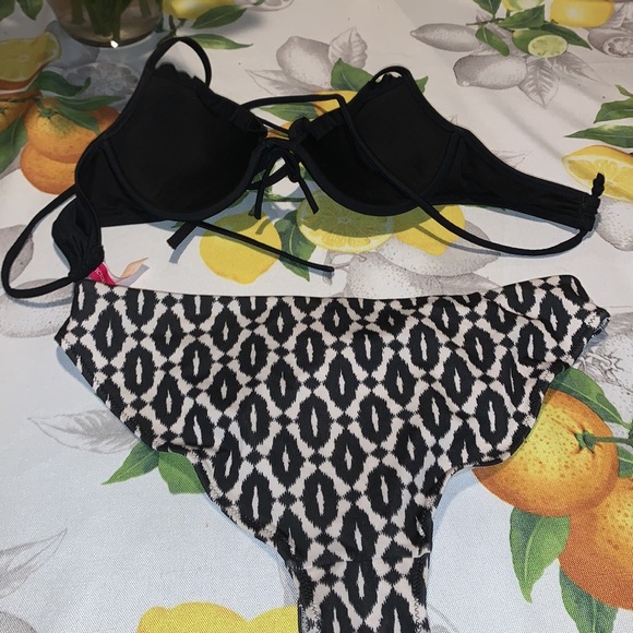 Victoria Secrets black bikini top w H&M bottom - Picture 6 of 6